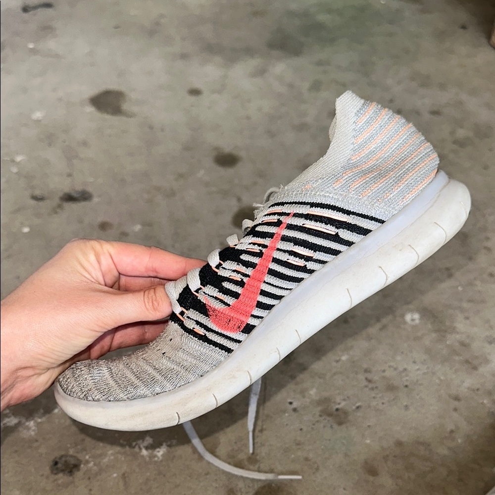 Nike Women Gray Running Shoes - Picture 7 of 8